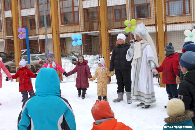 27 декабря 2014 года для жителей района прошли праздники двора по адресу: п. Новобратцево, п. Рождествено, ул. Генерала Белобородова, д.14, корп.2, народные гуляния состоялись на открытой территории около ТЦ «Митино».