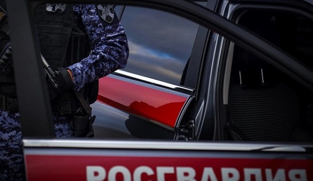 Столичные росгвардейцы задержали двух граждан, устроивших стрельбу из пневматического пистолета во дворе жилого дома 